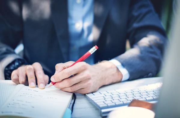 Zakenman handen schrijven van notities — Stockfoto