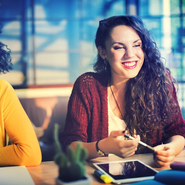 Birlikte proje konsepti üzerine çalışan bayanlar