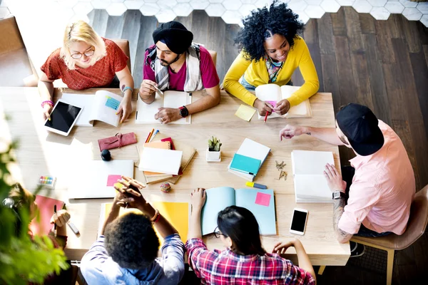 Lluvia de ideas del equipo en la reunión, concepto al aire libre —  Fotos de Stock