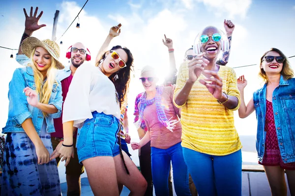 Adolescent amis à la plage Party Concept — Photo