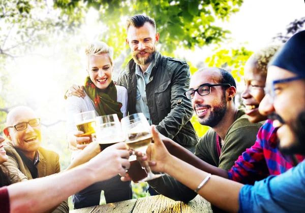 Vänner på fest utomhus koncept — Stockfoto