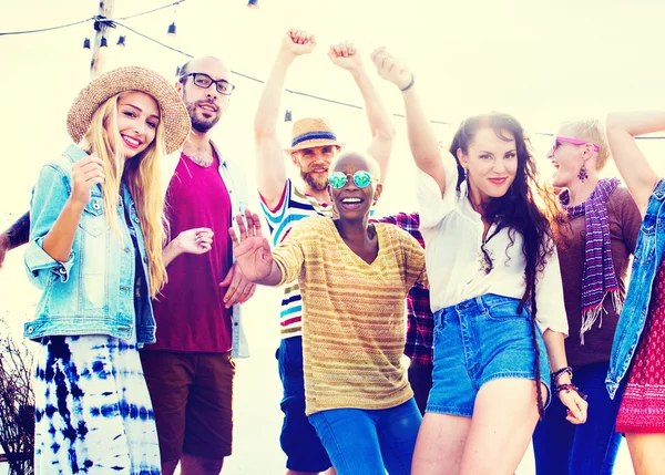 Amici adolescenti al concetto di festa in spiaggia — Foto Stock