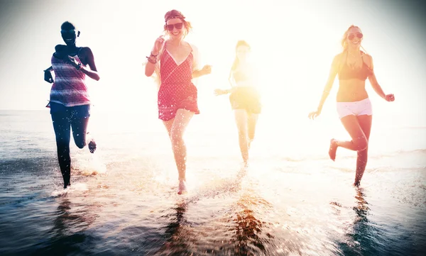 Amizade e Liberdade no Conceito de Praia de Verão — Fotografia de Stock