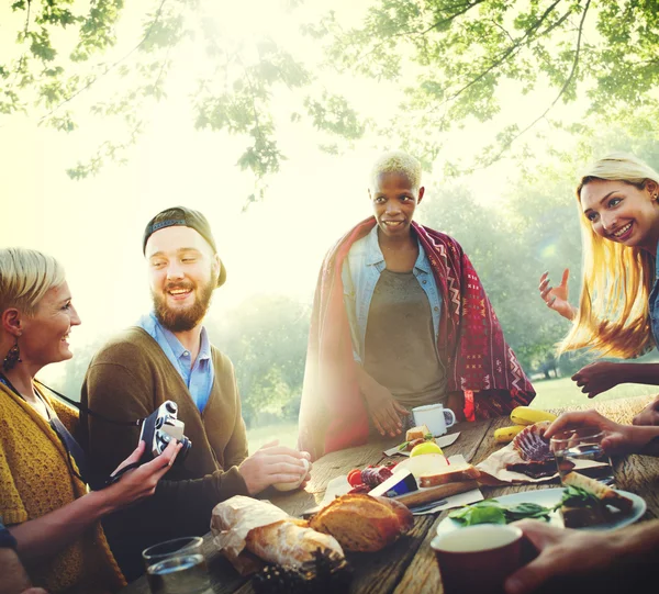 Amis Salle à manger en plein air, Concept d'amitié — Photo