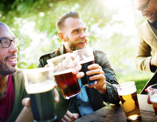 Vänner på fest utomhus koncept — Stockfoto