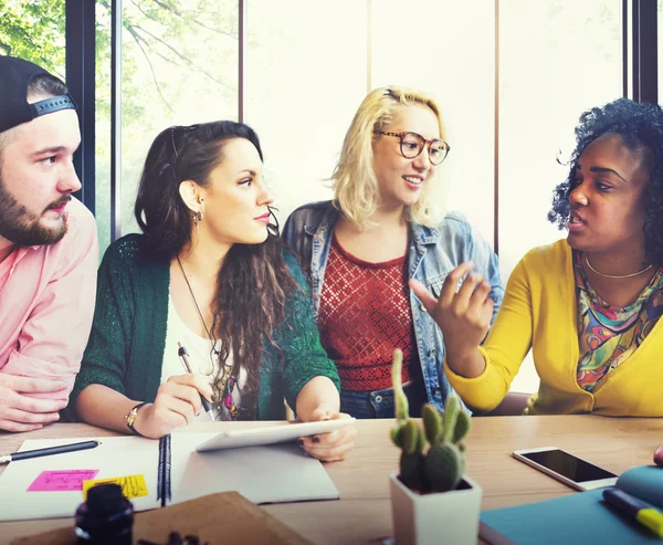 Team von Freunden Brainstorming-Konzept — Stockfoto