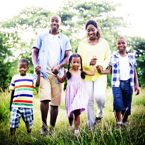 Gelukkige Afrikaanse familie in het park — Stockfoto