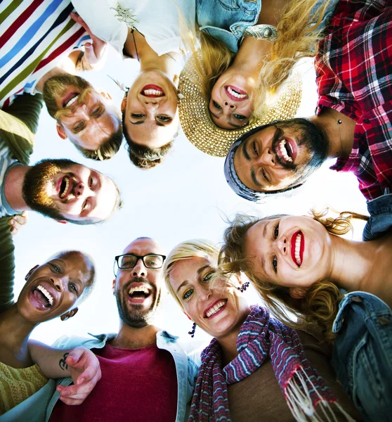 Arkadaşlar arkadaşlarının yanına, parti kavramı grup