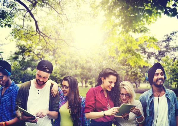 Menschen im Gespräch, Kommunikation mit Freunden — Stockfoto