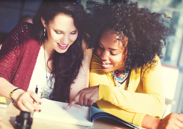 Birlikte proje konsepti üzerine çalışan bayanlar