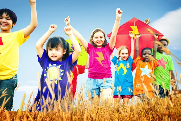 Kinderen spelen vliegers — Stockfoto