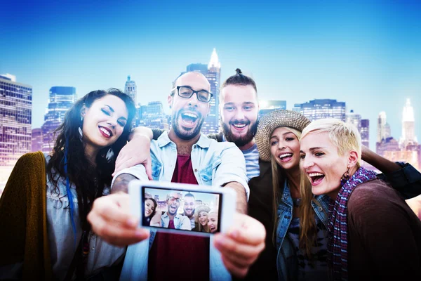 FriendsTaking Selfie en el concepto de teléfono inteligente —  Fotos de Stock