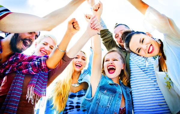 Arkadaşlar arkadaşlarının yanına parti kavramı