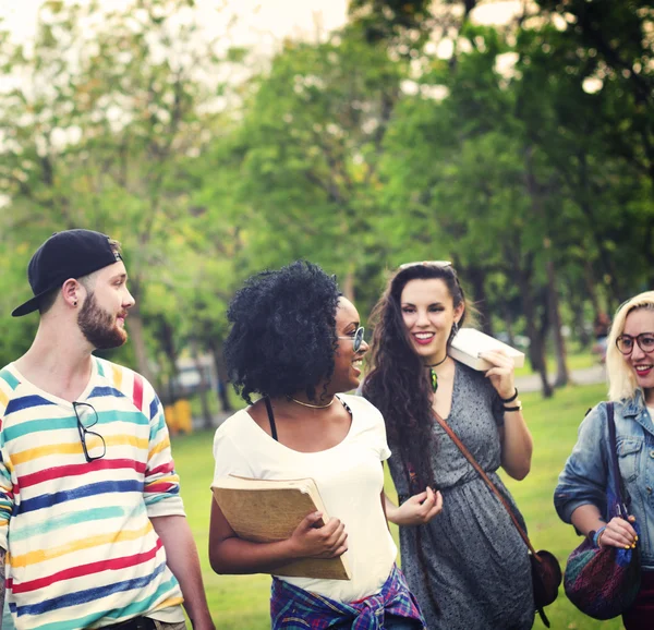 Estudiantes en College Park, concepto de amistad —  Fotos de Stock