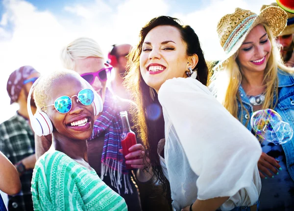 Tiener vrienden bij Beach Party Concept — Stockfoto