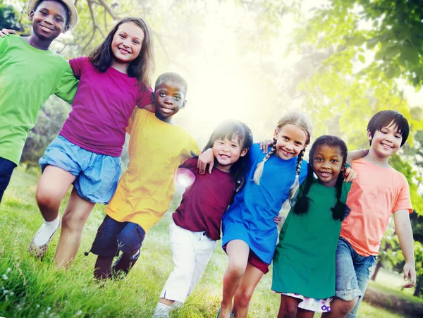 Amicizia e solidarietà dei bambini — Foto Stock