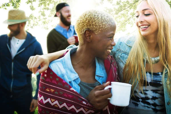 Conceito de férias de acampamento de amigos — Fotografia de Stock