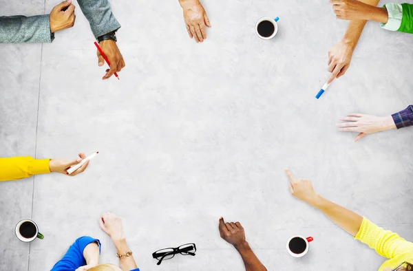 College students brainstorming together — Stock Photo, Image