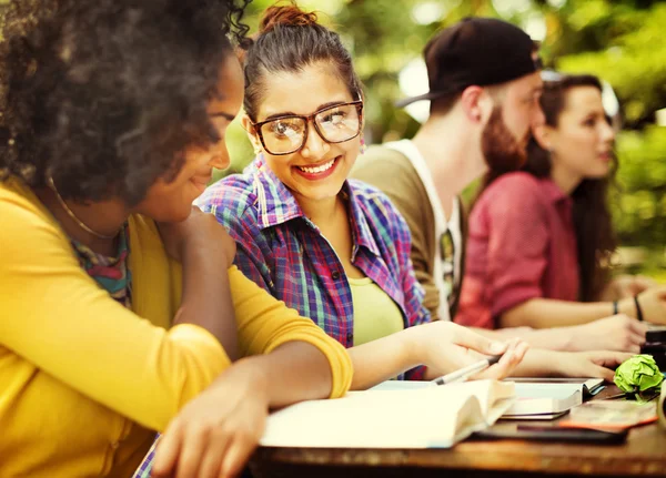 Människor studera, studenter på Campus-konceptet — Stockfoto