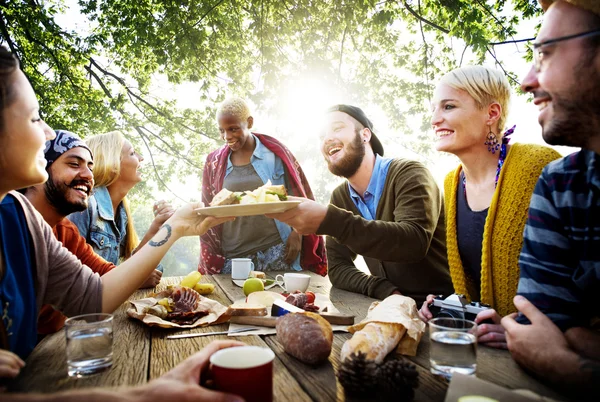 Vänner maten utomhus, vänskap koncept — Stockfoto