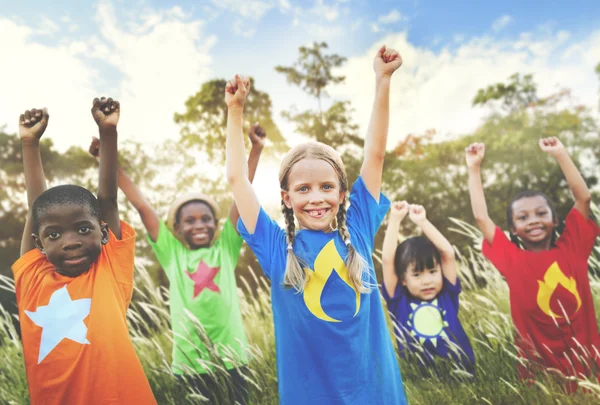 Freundschaft und Miteinander der Kinder — Stockfoto