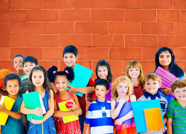 Adorables niños sonrientes — Foto de Stock