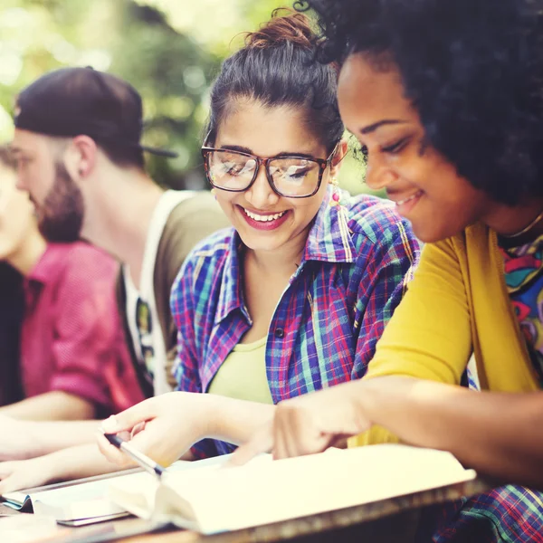 Menschen studieren am Campus-Konzept — Stockfoto