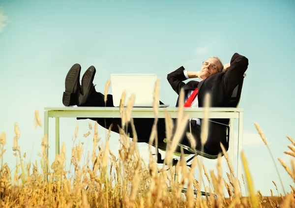 Zakenman ontspanning vrijheid — Stockfoto