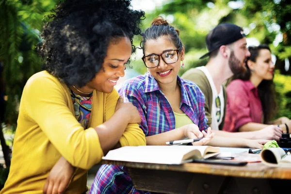 Estudantes Planejando e Estudando Conceito — Fotografia de Stock