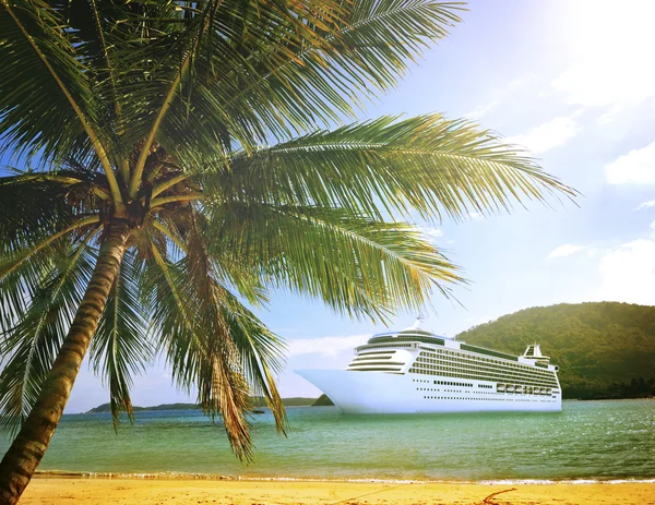 Bateau de croisière près de la plage — Photo