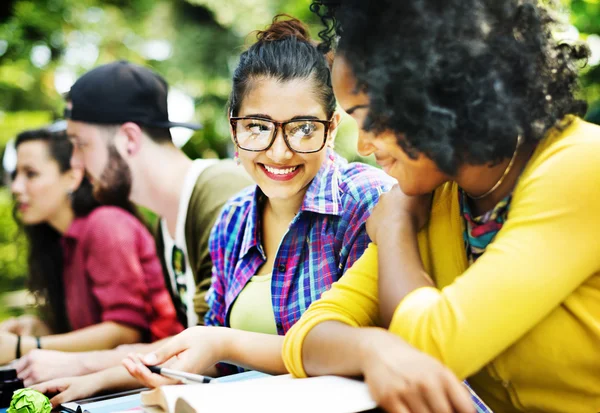 Persone che studiano, Studenti in Campus Concept — Foto Stock