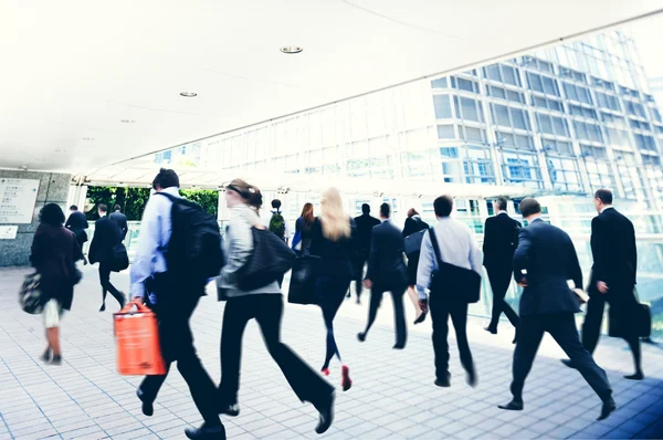 People walking across street — Stock Photo, Image