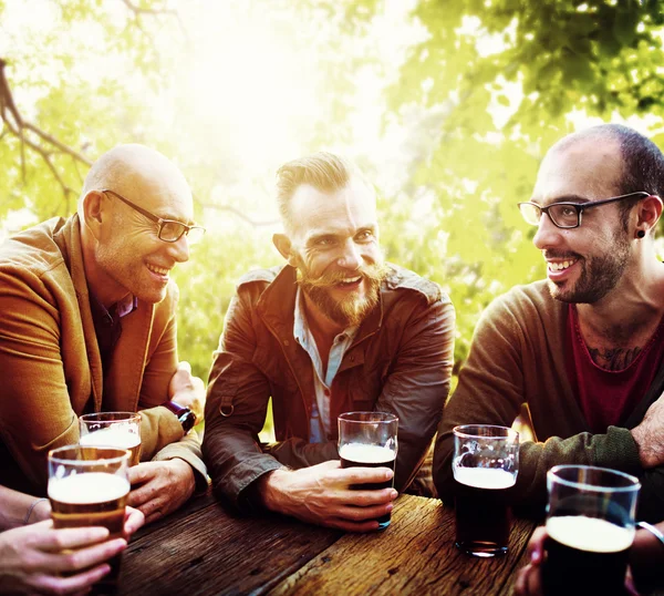 Amigos pasando el rato bebiendo Concepto — Foto de Stock