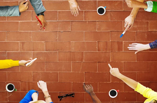 Estudiantes universitarios haciendo una lluvia de ideas juntos —  Fotos de Stock