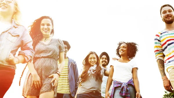 Amigos caminando en el parque, concepto de convivencia —  Fotos de Stock