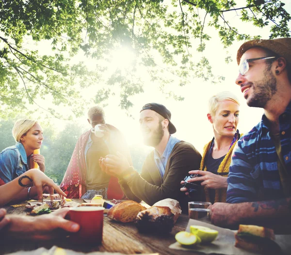 Vänner maten utomhus, vänskap koncept — Stockfoto