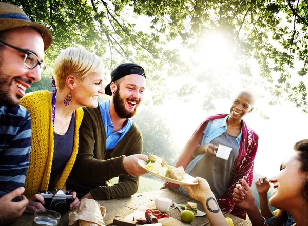 Vrienden eten buitenshuis, vriendschap Concept — Stockfoto