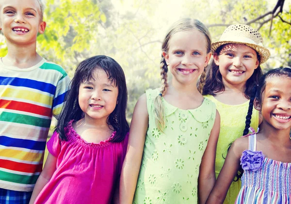 Diversiteit van vrienden op Park geluk Concept — Stockfoto