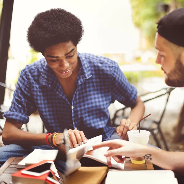 Amigos en la discusión Lluvia de ideas y concepto de lectura — Foto de Stock