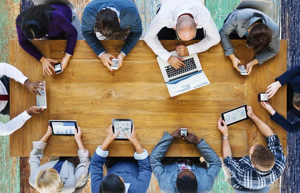 Mensen uit het bedrijfsleven met behulp van digitale apparaten — Stockfoto