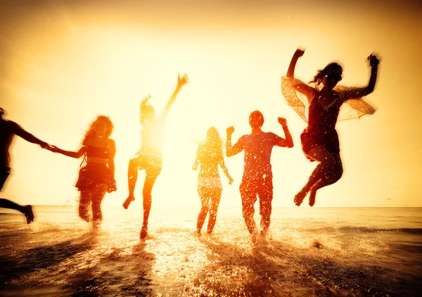 Amistad y libertad, concepto de vacaciones de verano — Foto de Stock