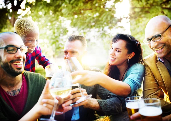 Arkadaşlar partide açık havada, mutluluk kavramı