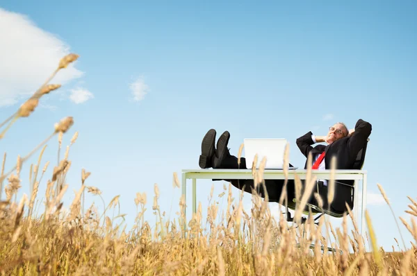 Zakenman ontspanning vrijheid — Stockfoto