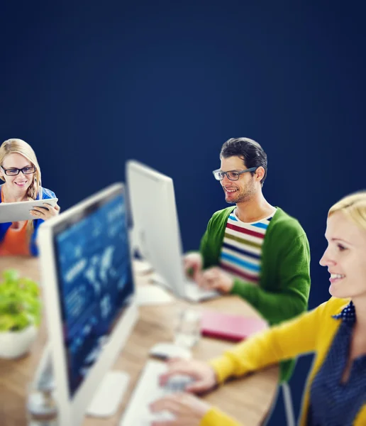 Hipsters using computer — Stock Photo, Image