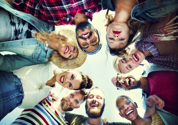 Grupo de amigos Huddle, conceito de festa — Fotografia de Stock