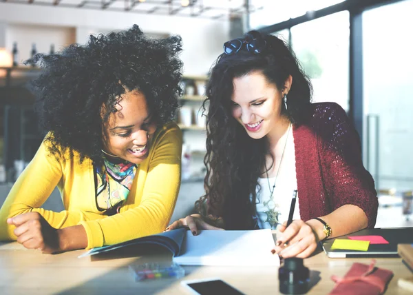 Kadın ve ekip çalışması kavramı