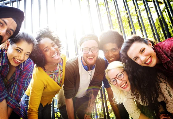 Amis Promenade dans le parc, concept de convivialité — Photo