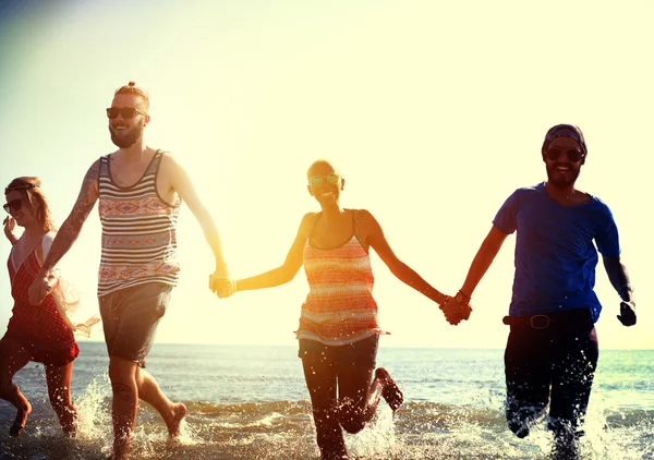 Amistad y libertad, concepto de vacaciones de verano — Foto de Stock