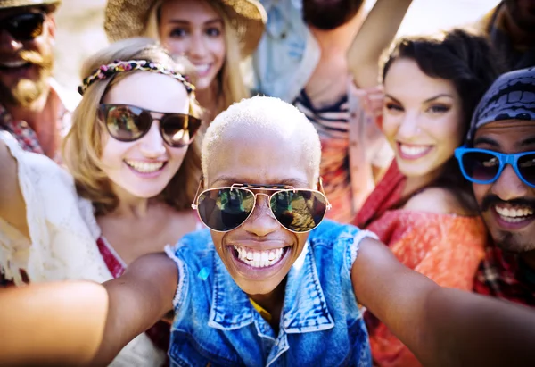 Glückliche Freunde werden am Strand fotografiert — Stockfoto