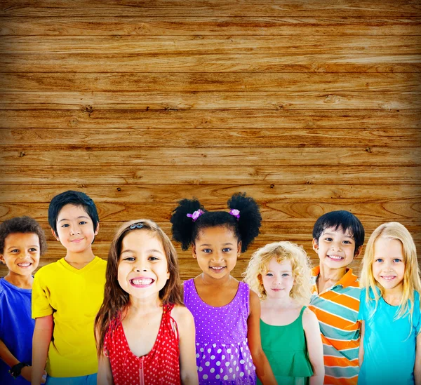 Niedliche diverse Kinder lächelnd — Stockfoto